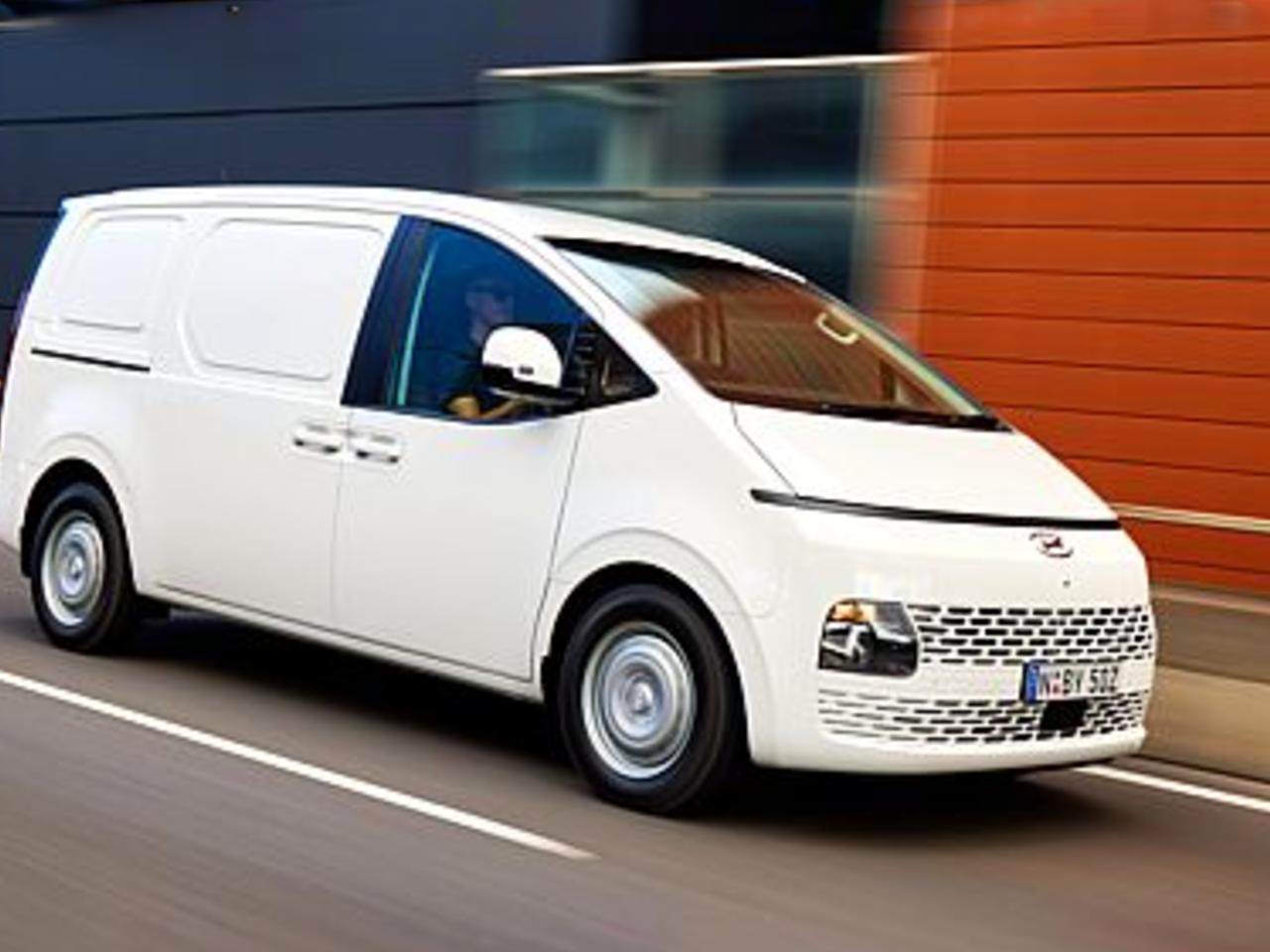 Hyundai Challenges Toyota in the Van Market with Staria Load